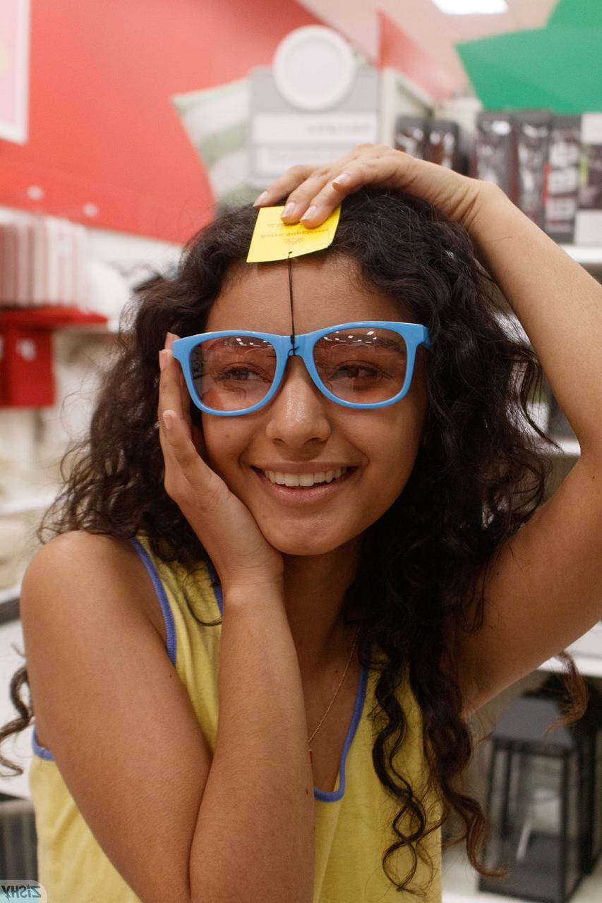 12P Latina Renee Macias posa em seu short e mostra seus peitos em público