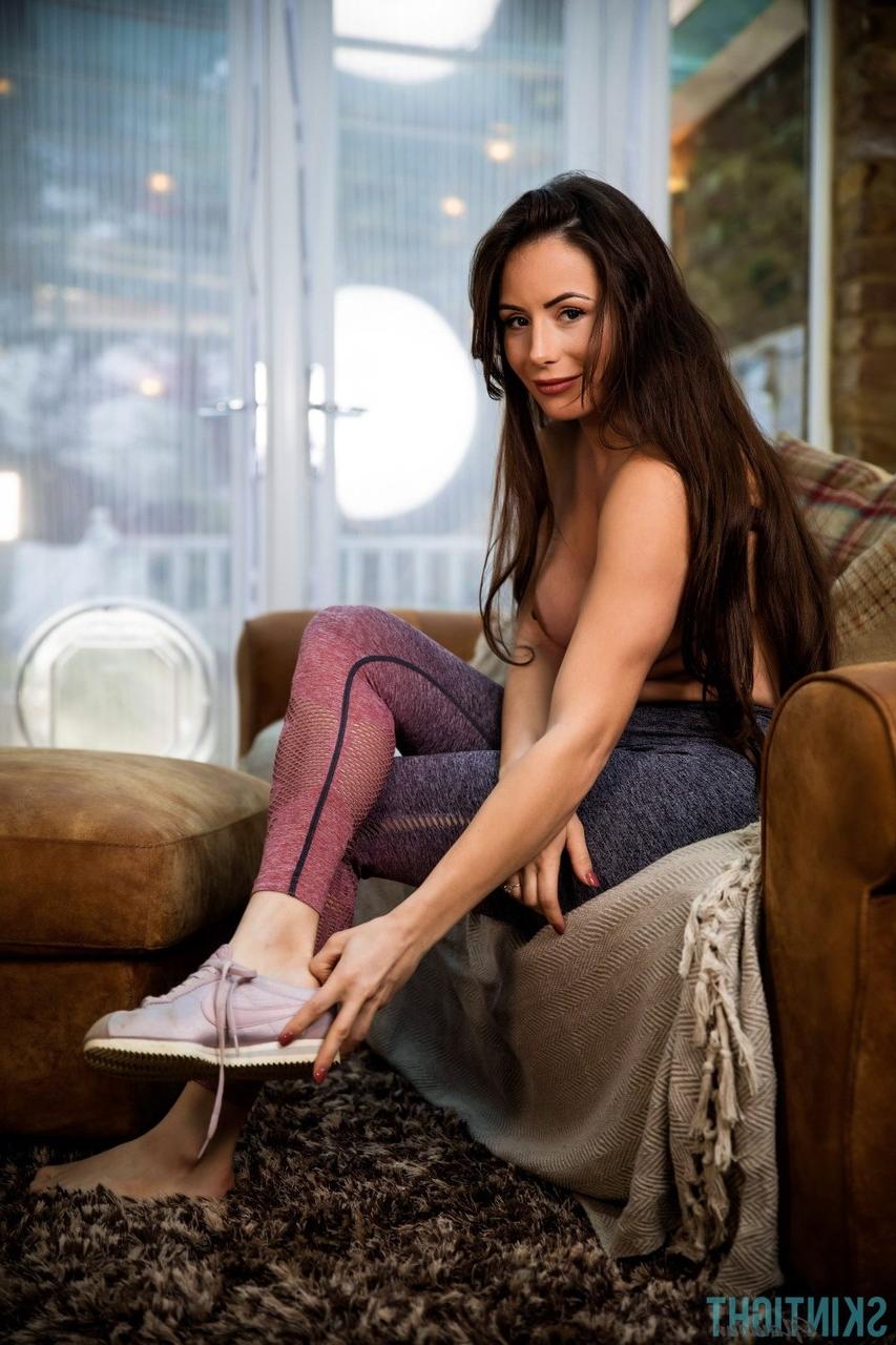 12P Le mannequin britannique Laura Hollyman dévoile ses jolis seins avant d'enlever son pantalon moulant.
