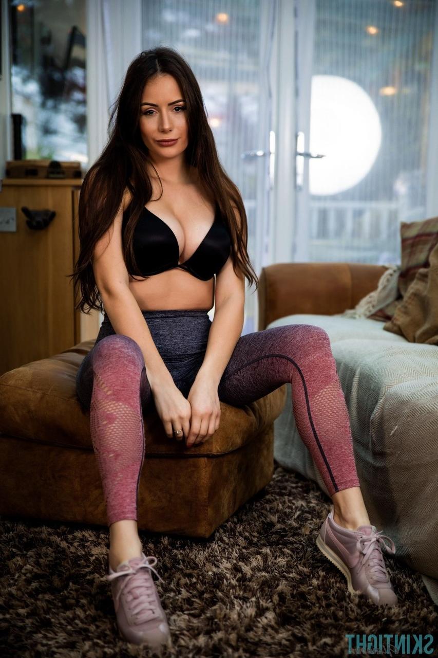 12P Le mannequin britannique Laura Hollyman dévoile ses jolis seins avant d'enlever son pantalon moulant.