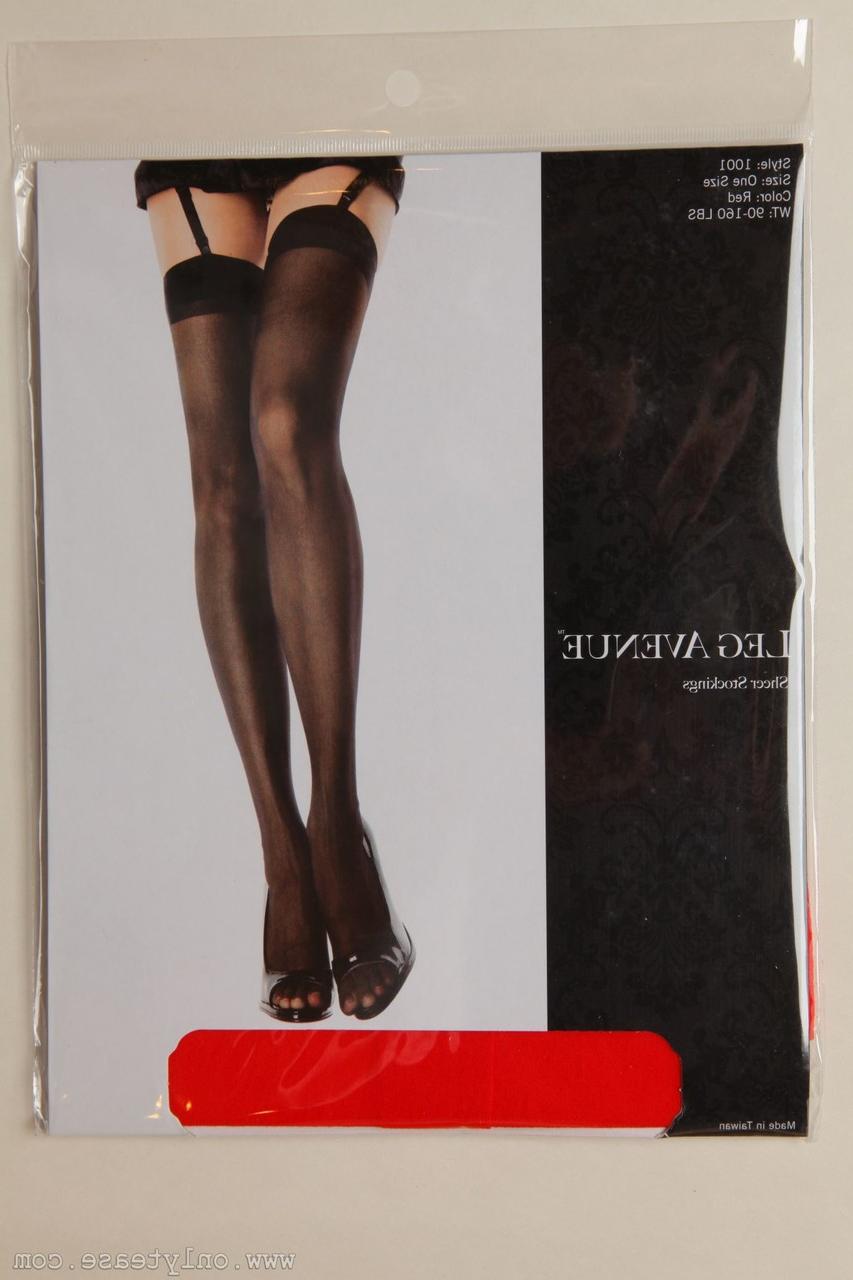 20P A secretária magrinha Joceline tira o vestido e posa em uma atraente lingerie vermelha