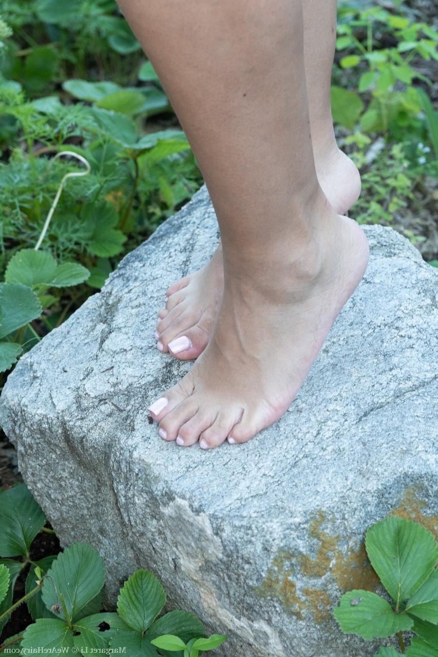 20P La sexy latina Margaret Li exponiendo sus pezones hinchados, su coño peludo y sus pies calientes