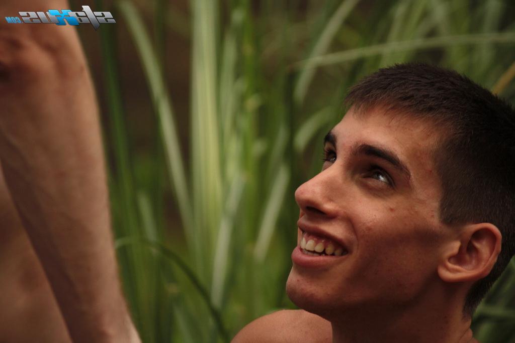 20P Les garçons gays Florian et Evan se sucent et se font sodomiser en extérieur