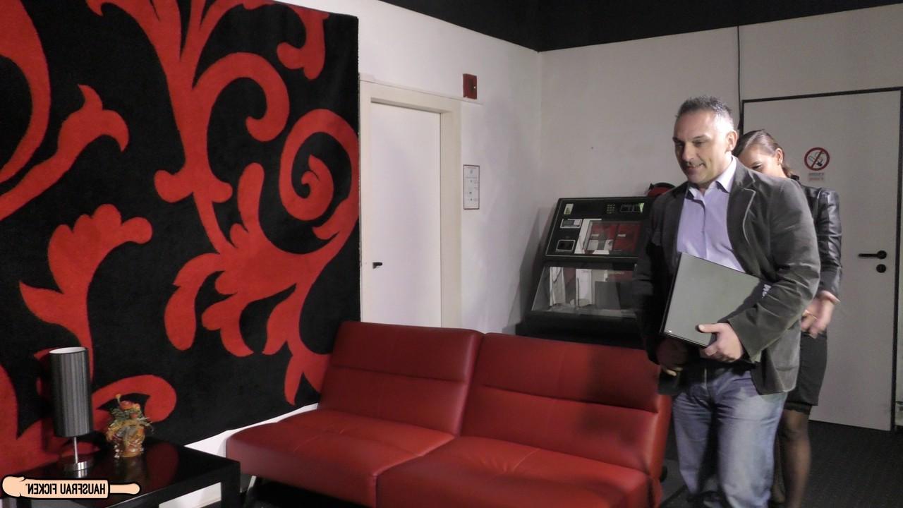 18P Dona de casa amadora peituda leva os dedos e é fodida em entrevista de emprego hardcore