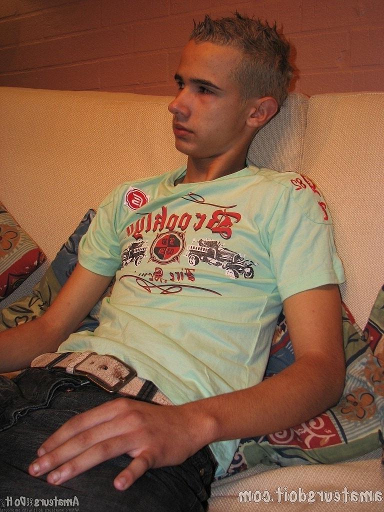 20P O jovem gay magro Lucas Lust mostra seu pau peludo e o acaricia em um solo