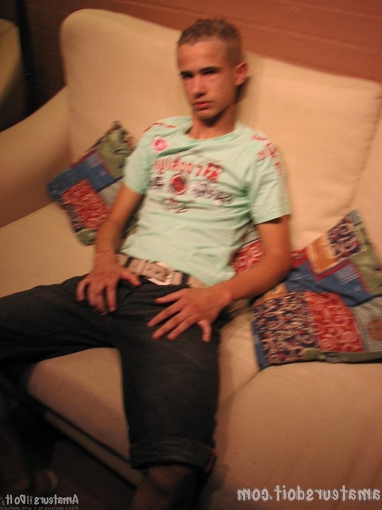 20P O jovem gay magro Lucas Lust mostra seu pau peludo e o acaricia em um solo