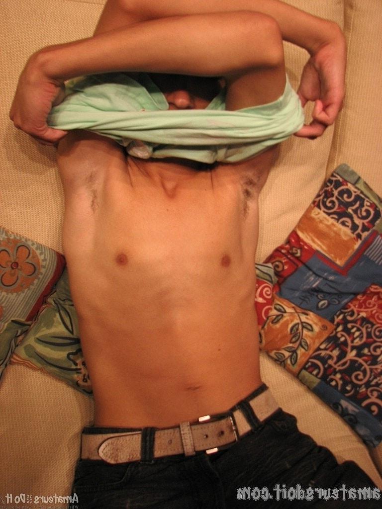 20P O jovem gay magro Lucas Lust mostra seu pau peludo e o acaricia em um solo