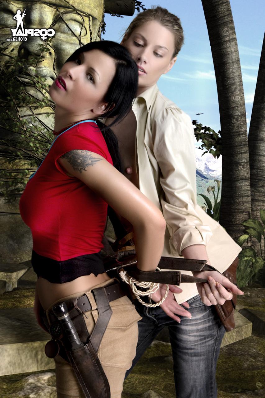 12P Cosplayers lésbicas se beijam e lambem os canos das armas antes de mostrar seus peitos