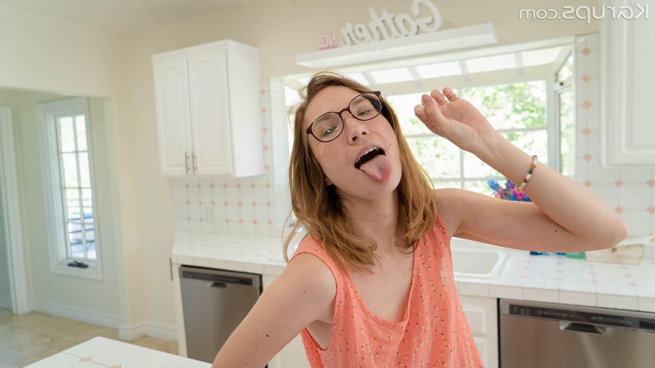 20P La sexy joven Claire Roos disfruta de una gran polla en varias posiciones y recibe un tratamiento facial
