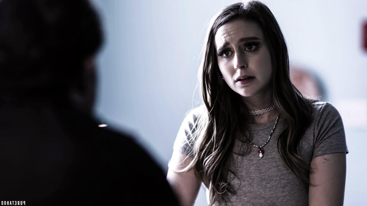 20P A adolescente virgem Laney Grey engole porra depois de ser fodida com força