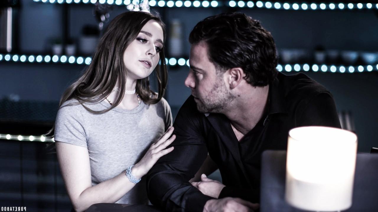 20P A adolescente virgem Laney Grey engole porra depois de ser fodida com força