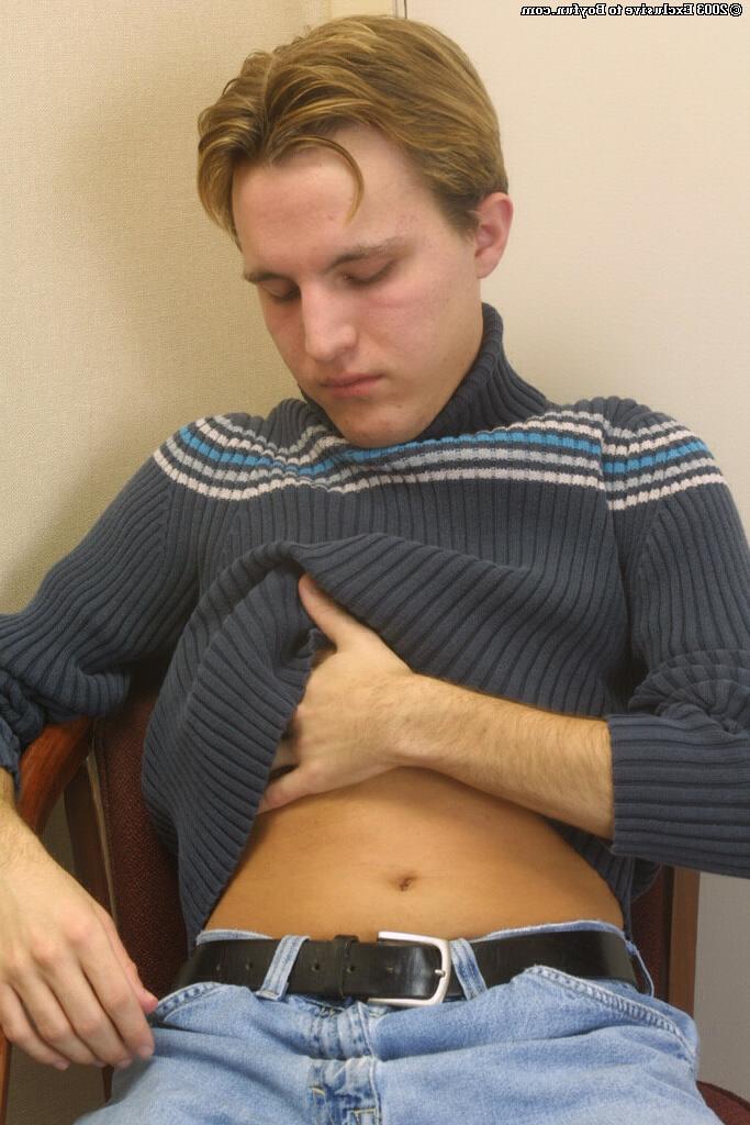 20P La beauté gay caucasienne Patrick dévoile son gros cul poilu et se masturbe en solo
