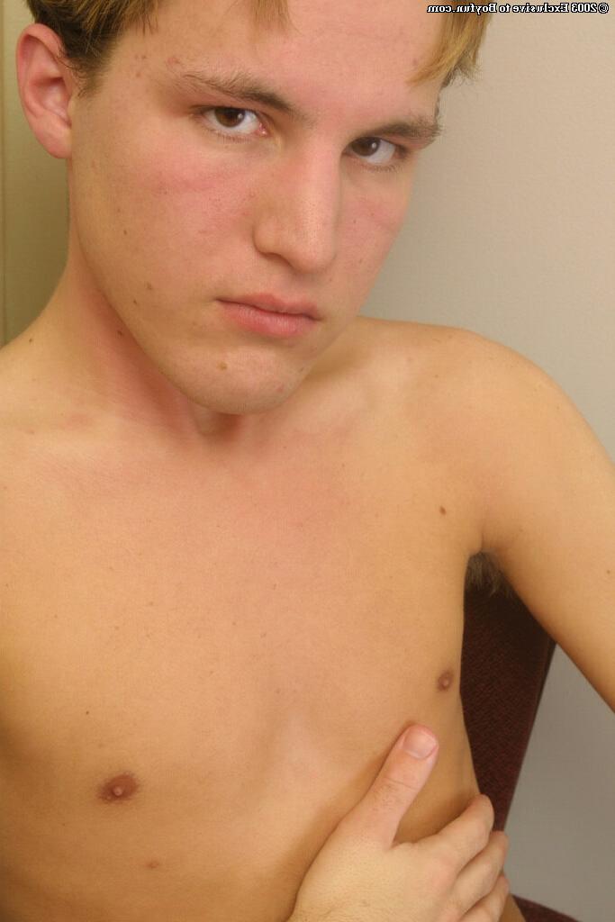20P La beauté gay caucasienne Patrick dévoile son gros cul poilu et se masturbe en solo