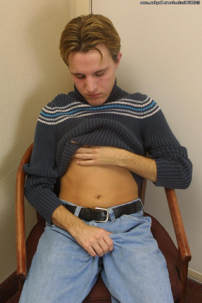 20P La beauté gay caucasienne Patrick dévoile son gros cul poilu et se masturbe en solo