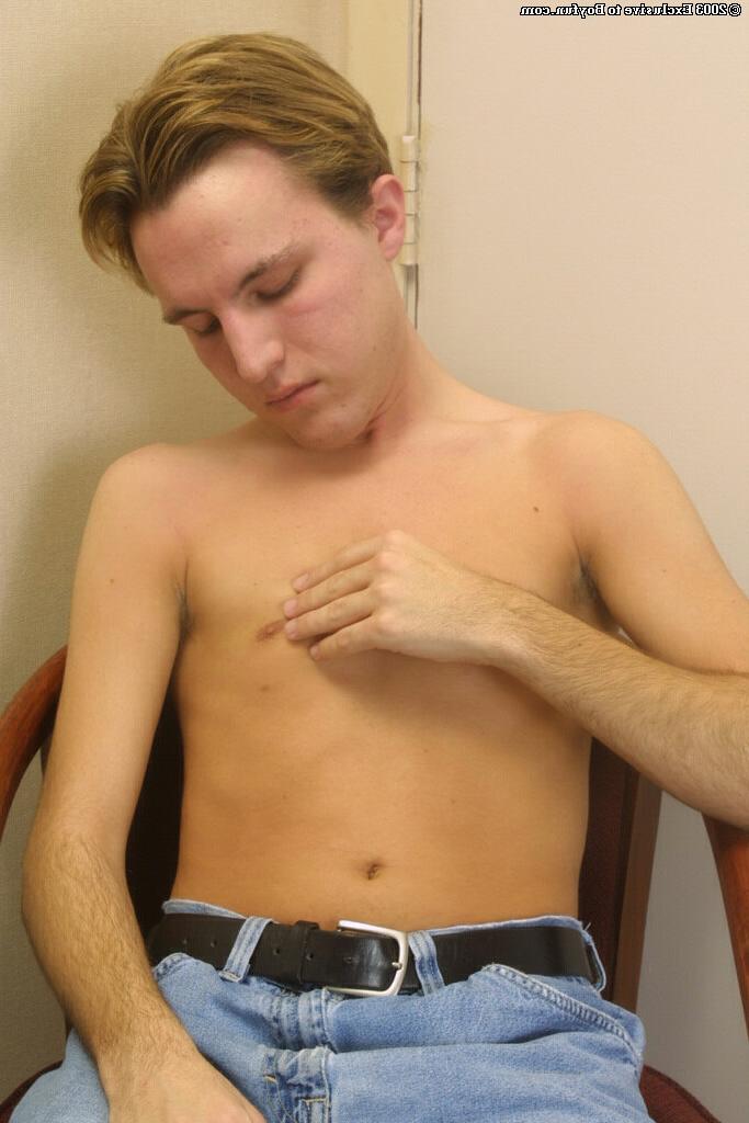 20P La beauté gay caucasienne Patrick dévoile son gros cul poilu et se masturbe en solo
