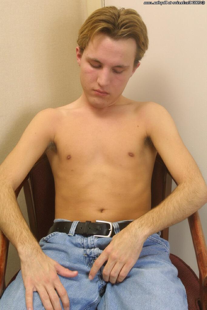 20P La beauté gay caucasienne Patrick dévoile son gros cul poilu et se masturbe en solo
