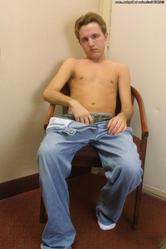 20P La beauté gay caucasienne Patrick dévoile son gros cul poilu et se masturbe en solo