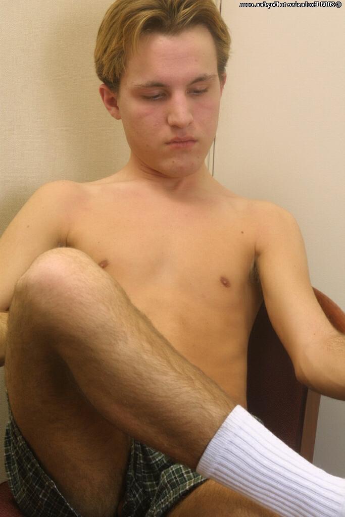 20P La beauté gay caucasienne Patrick dévoile son gros cul poilu et se masturbe en solo