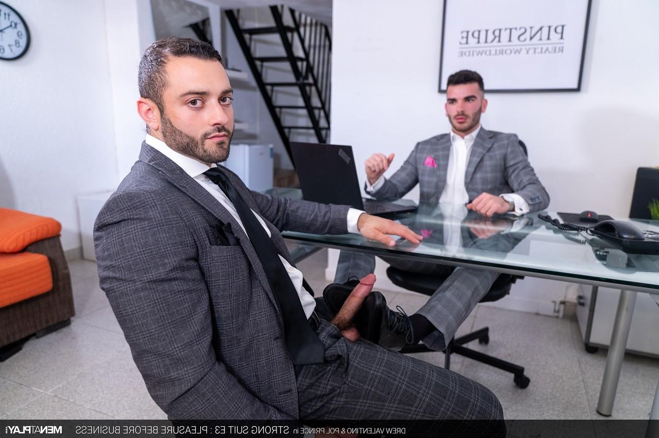20P Drew Valentino et Pol Prince, hommes d'affaires gays sauvages, se baisent au bureau