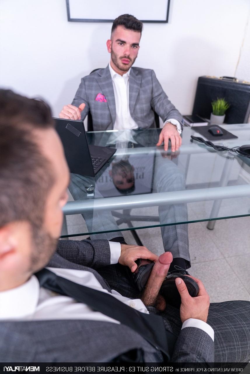 20P Drew Valentino et Pol Prince, hommes d'affaires gays sauvages, se baisent au bureau