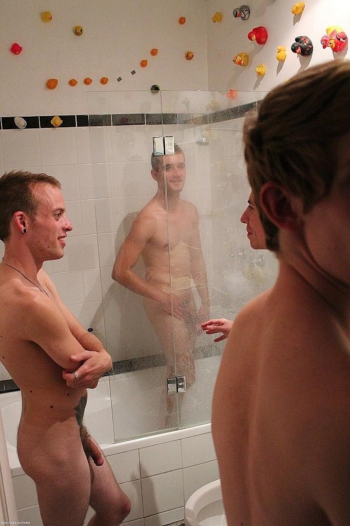 20P Des amis gays pervers se frappent en se branlant la bite