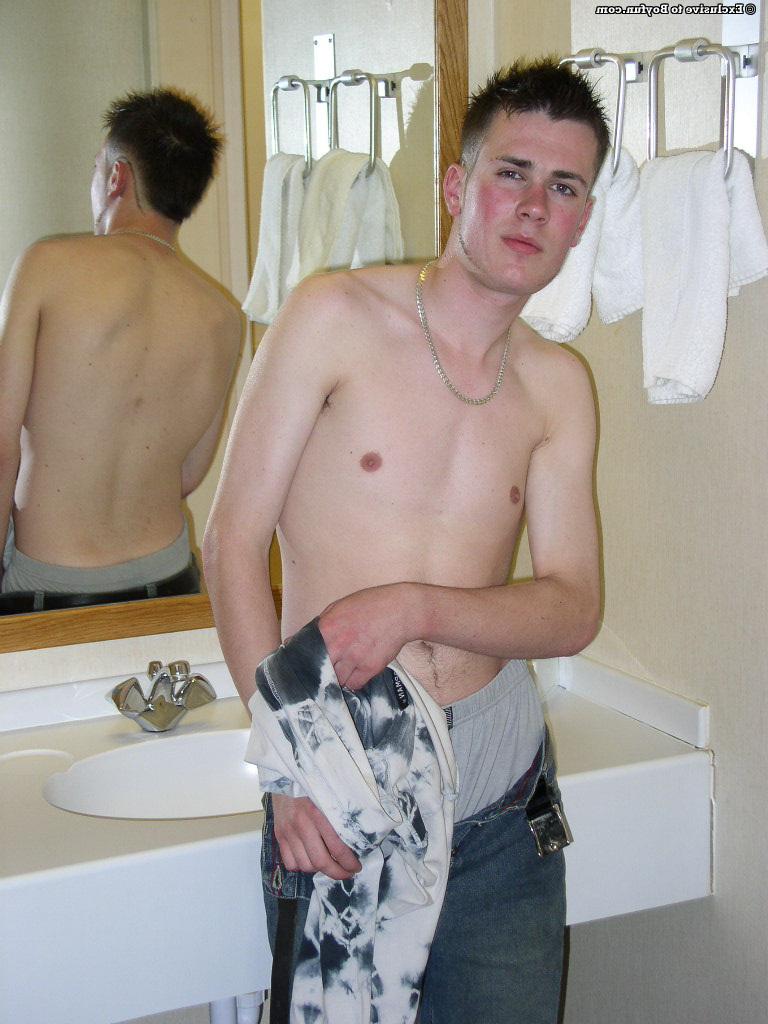 20P El semental blanco Kevin Nightingale muestra su polla peluda en el baño