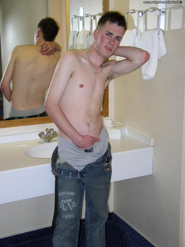 20P El semental blanco Kevin Nightingale muestra su polla peluda en el baño