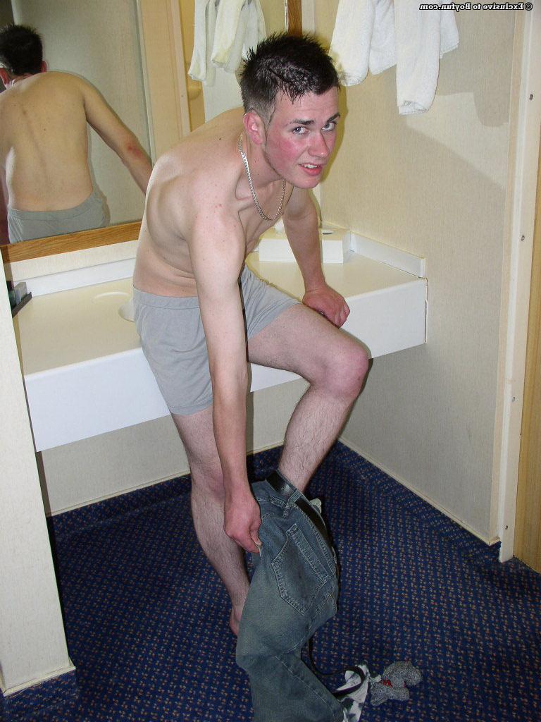 20P El semental blanco Kevin Nightingale muestra su polla peluda en el baño
