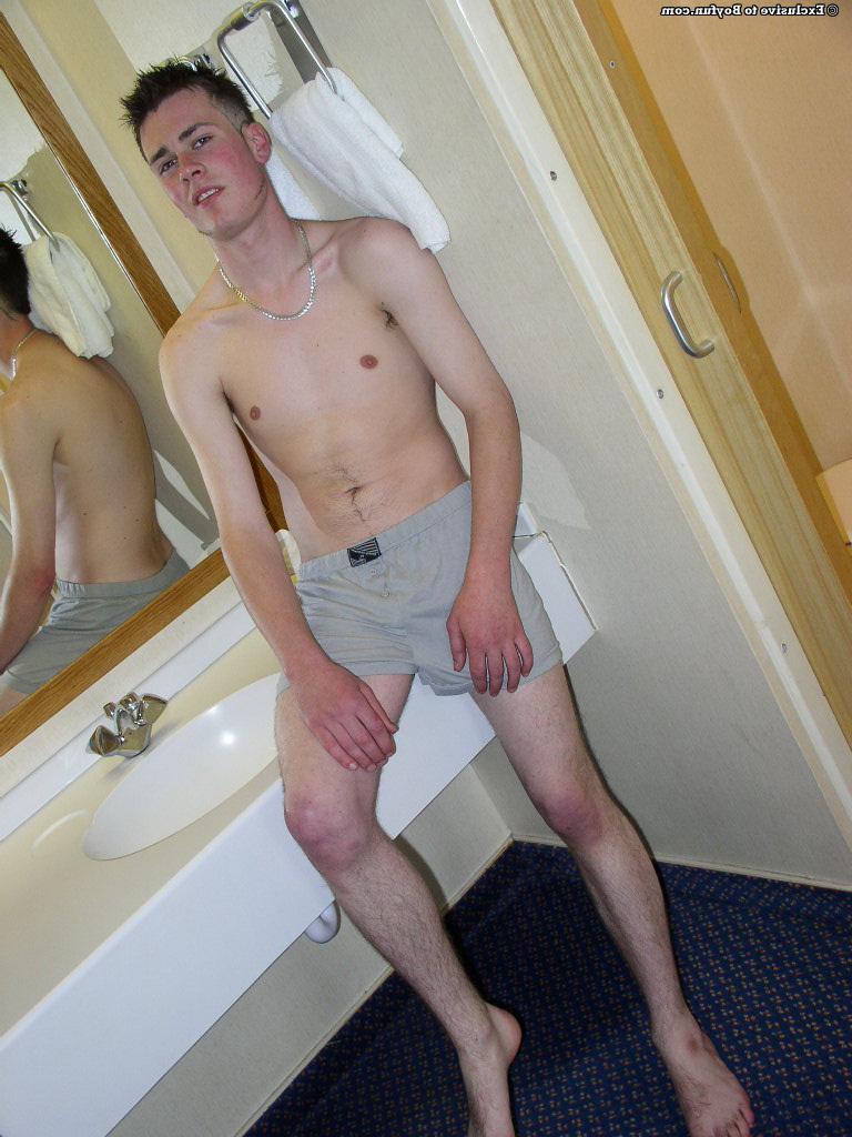 20P El semental blanco Kevin Nightingale muestra su polla peluda en el baño