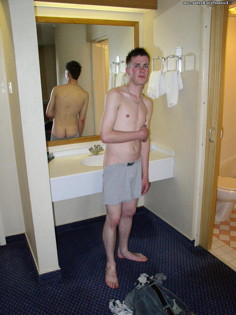 20P El semental blanco Kevin Nightingale muestra su polla peluda en el baño
