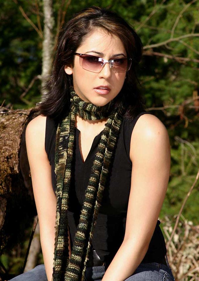 16P Une indienne sexy se met nue avec des lunettes de soleil et des talons sur un site forestier
