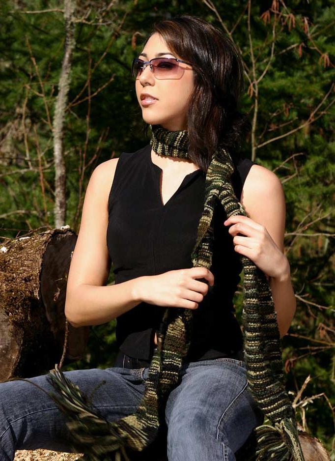 16P Une indienne sexy se met nue avec des lunettes de soleil et des talons sur un site forestier