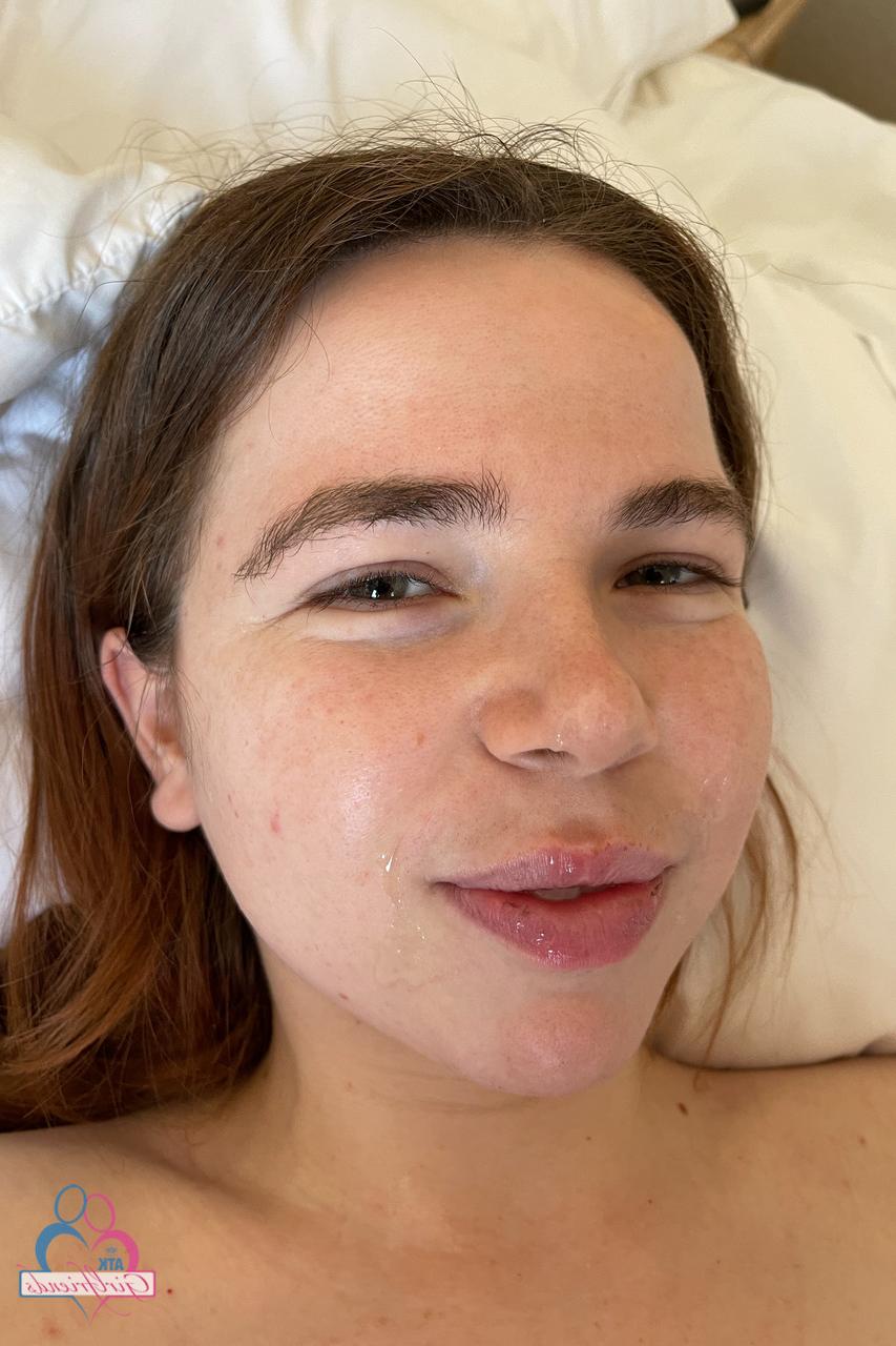 20P Die Amateur-Freundin Alina West zieht sich im Hotelzimmer aus und zeigt ihren Arsch und ihre Löcher