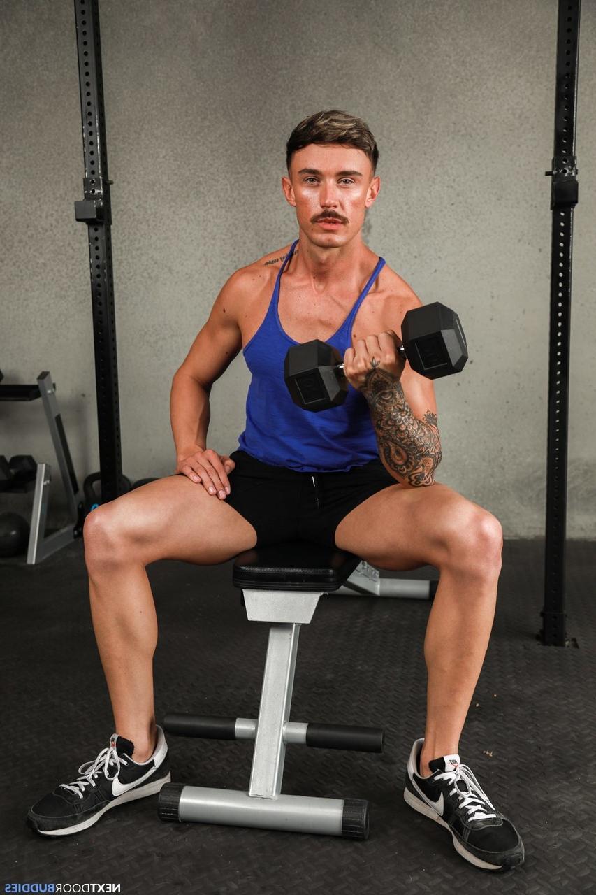 20P Compañeros de sexo gay en el gimnasio Kyle Wyncrest y Phoenix Ocean se desnudan y tienen sexo anal
