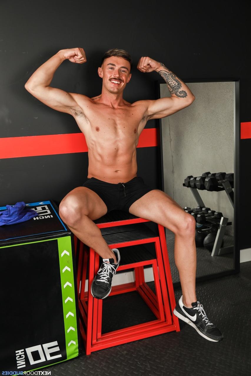 20P Compañeros de sexo gay en el gimnasio Kyle Wyncrest y Phoenix Ocean se desnudan y tienen sexo anal