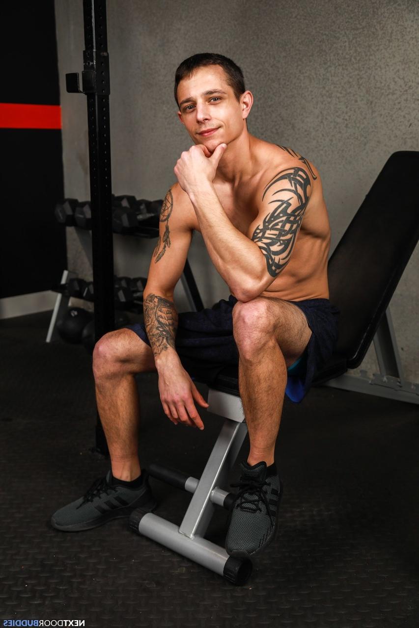 20P Compañeros de sexo gay en el gimnasio Kyle Wyncrest y Phoenix Ocean se desnudan y tienen sexo anal