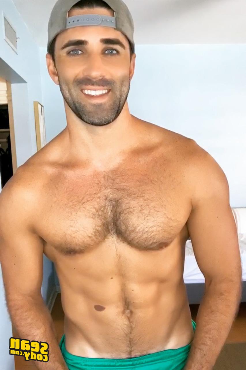 20P O lindo moreno gay Levi mostra sua bunda grande e se masturba em um solo