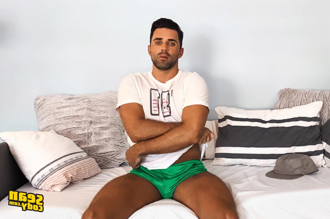 20P O lindo moreno gay Levi mostra sua bunda grande e se masturba em um solo
