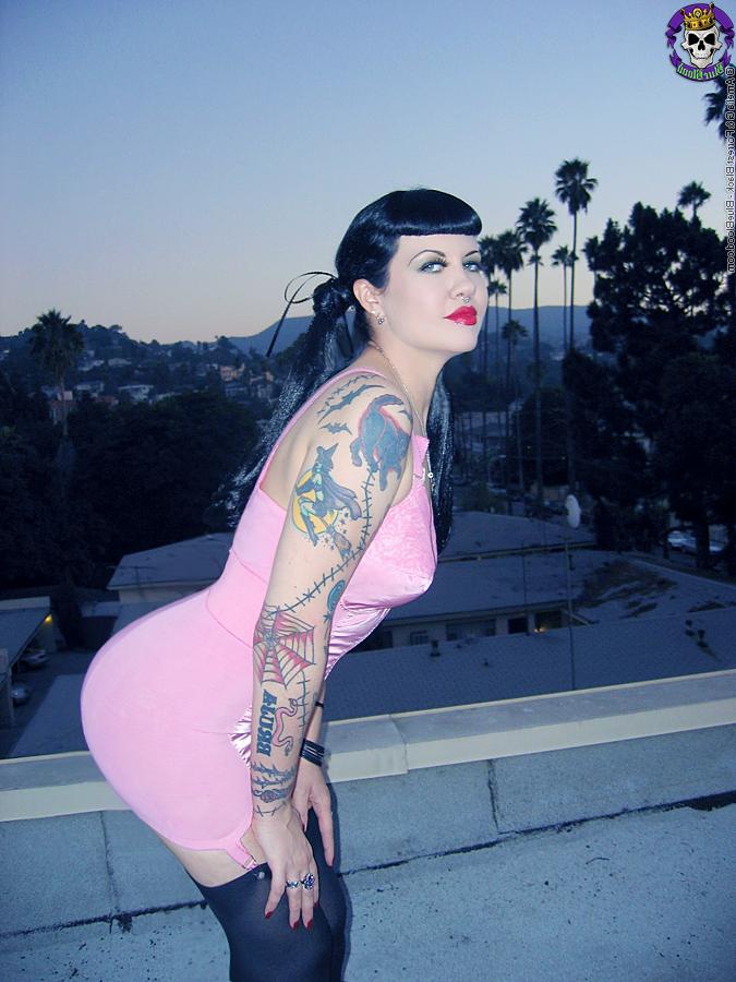 15P La morena tatuada Dana Dark pierde sus firmes tetas con lencería vintage
