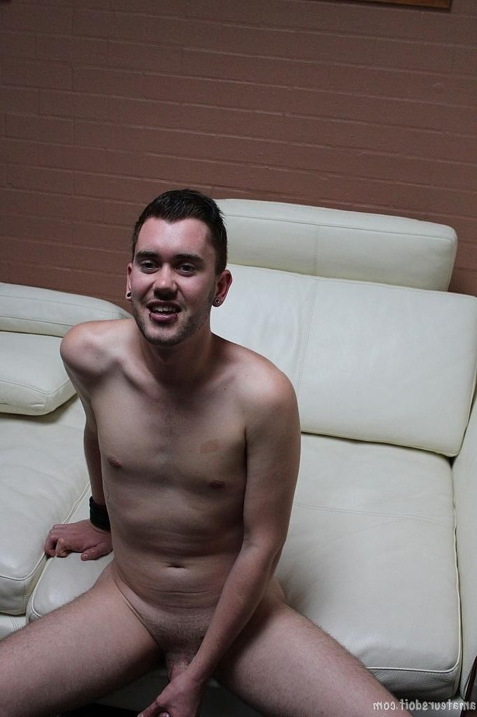 20P El ninfómano gay August Ass desempaqueta su juguete sexual y se masturba en solitario