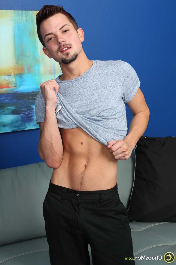 20P Gay gostoso Dakota Payne acaricia seu pau com tesão enquanto brinca com sua bunda peluda