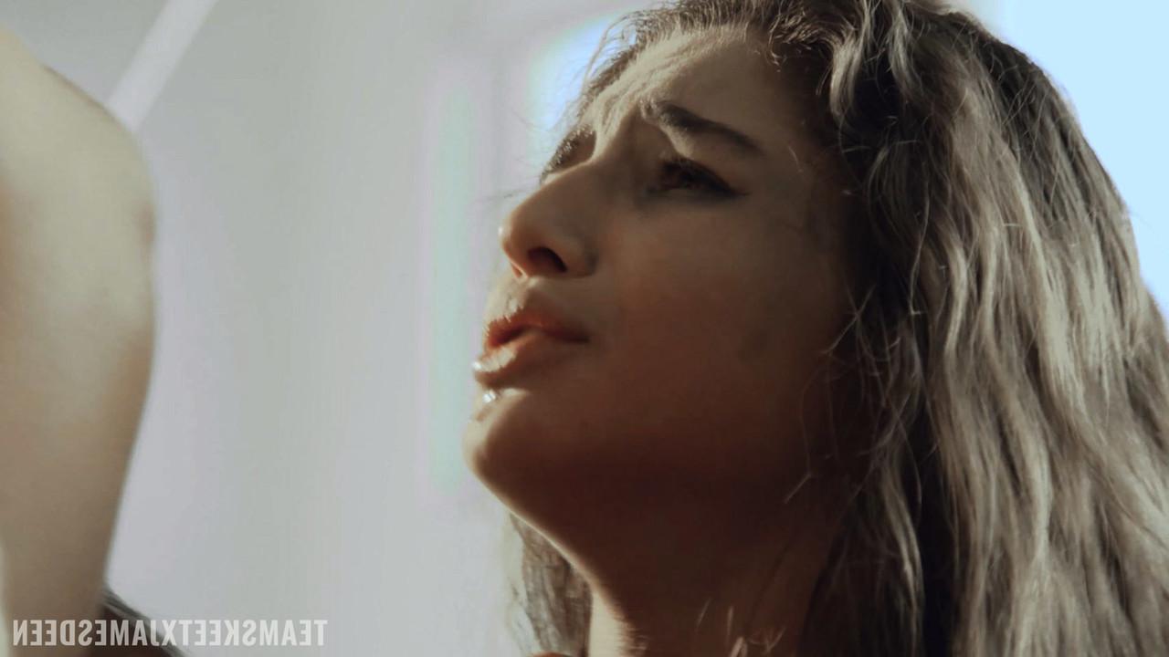 20P Die bootylicious Teenagerin Abella Danger posiert, bevor sie ihren Mann James Deen bumst