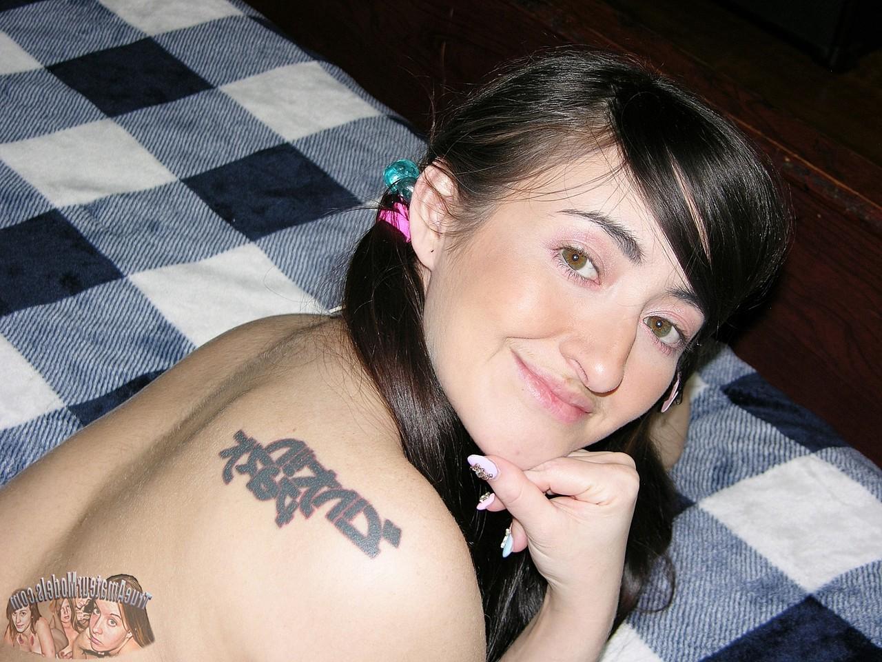 16P 初めてのティファ・クインは、長い髪をお下げにしてベッドの上で裸になります
