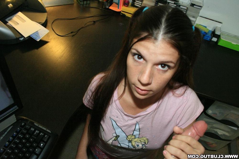 16P Похотливая юная брюнетка дрочит большой член и получает в награду камшот