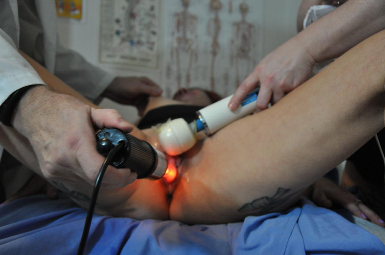 16P Lady Scarlet madura e excitada tem sua vulva examinada e brincada por um médico e uma enfermeira