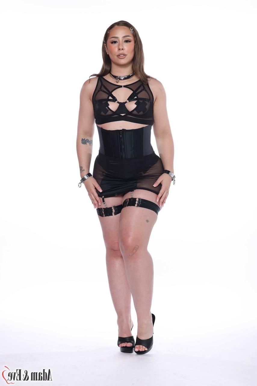 20P Estrellas porno con curvas posando y masturbándose en una recopilación de BDSM