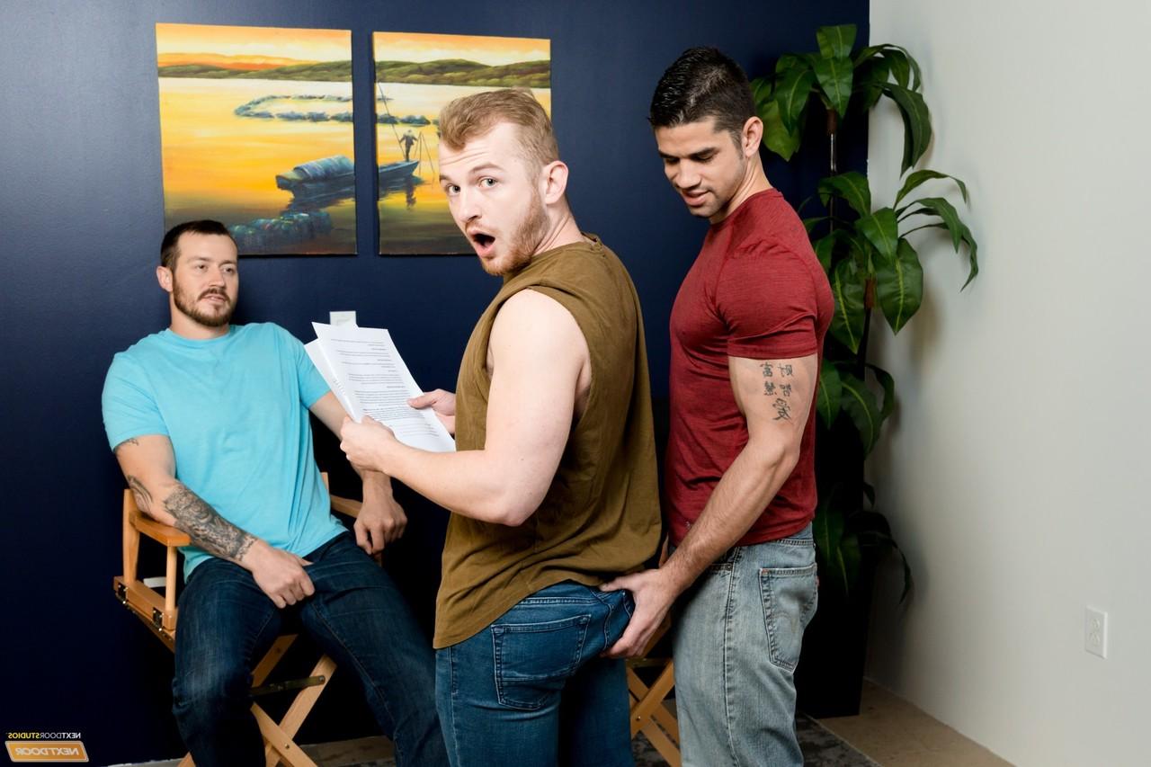 20P Três gays com tesão e tatuagens fodem o cu um do outro em uma cadeira dobrável