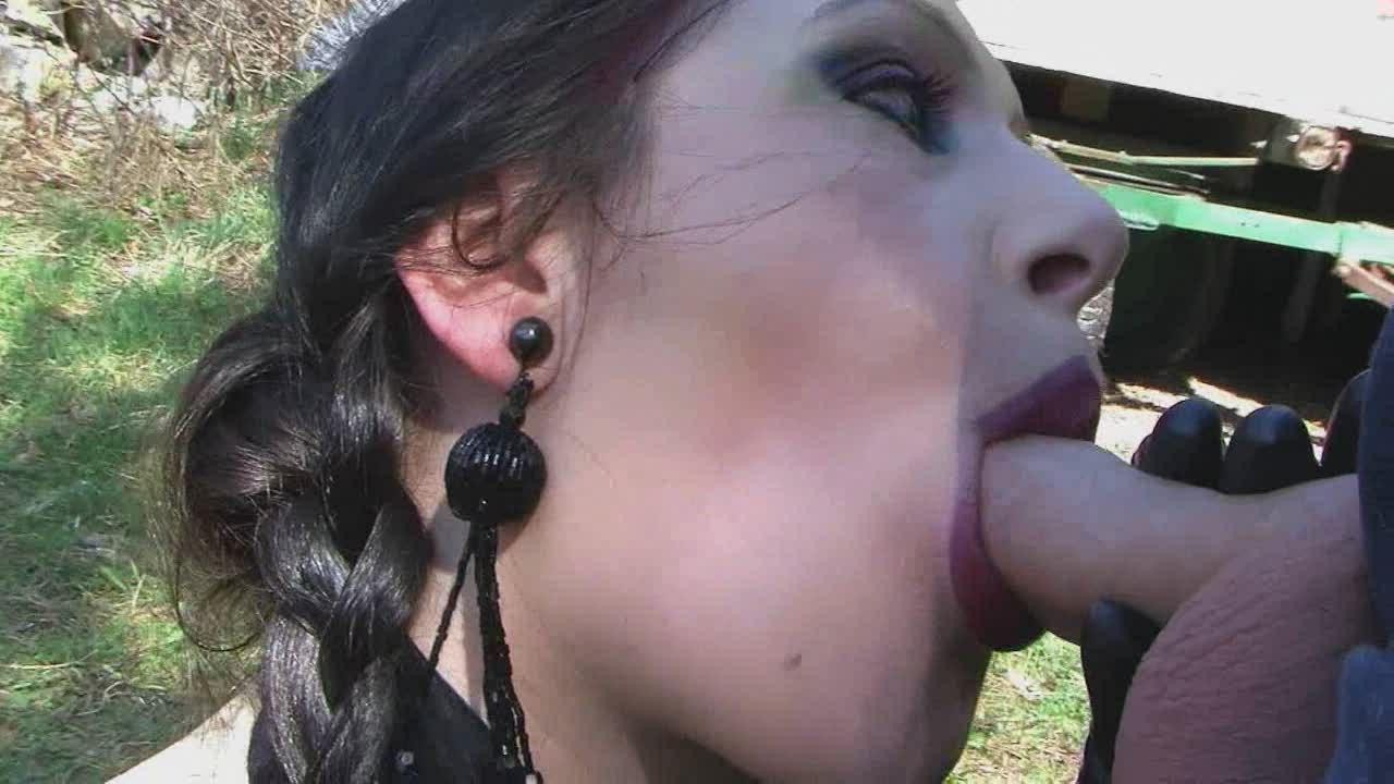 16P Lady Angelina, femme gothique épaisse, joue avec ses nattes lors d'un BJ en plein air.