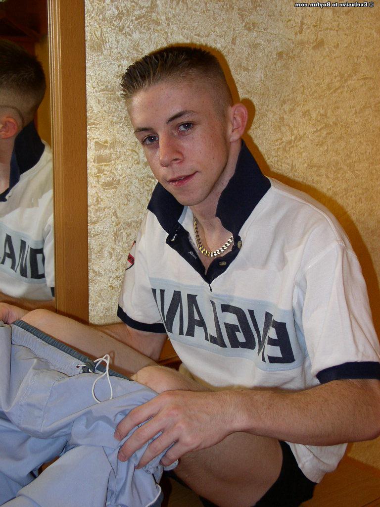 20P Steven gay magro tira sua camisa pólo e shorts e mostra seu pênis peludo