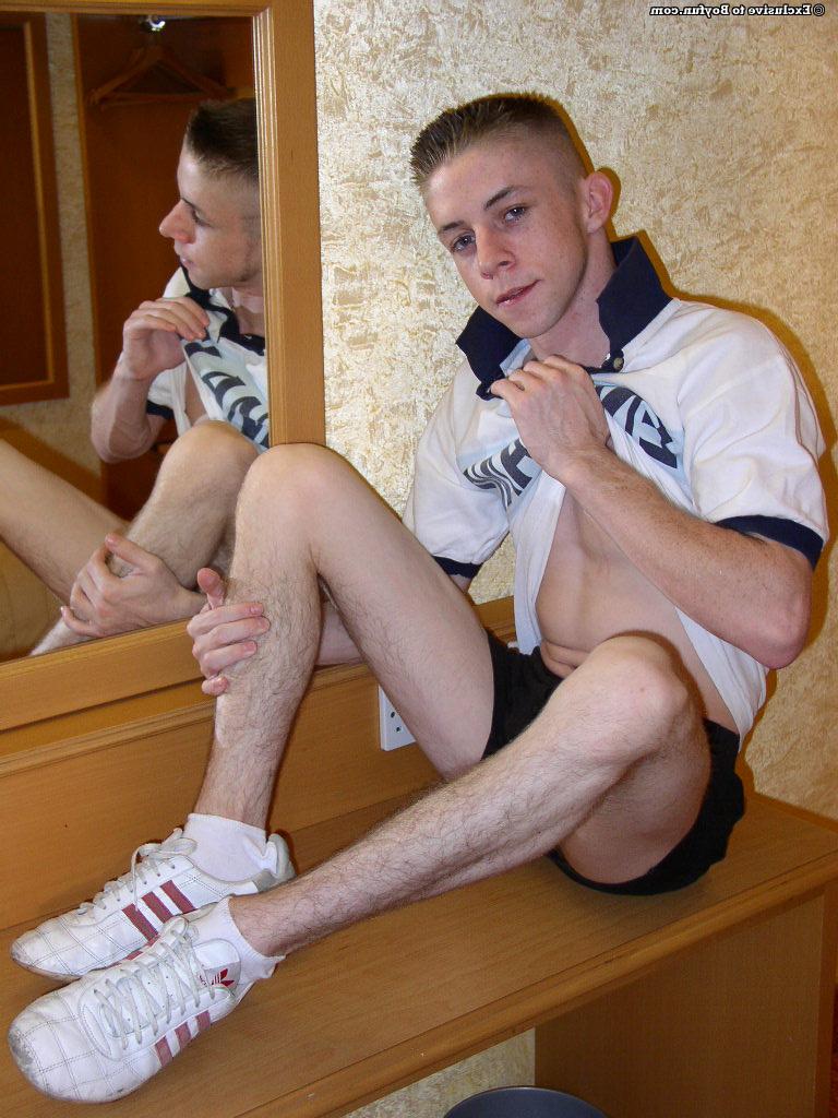20P Steven gay magro tira sua camisa pólo e shorts e mostra seu pênis peludo