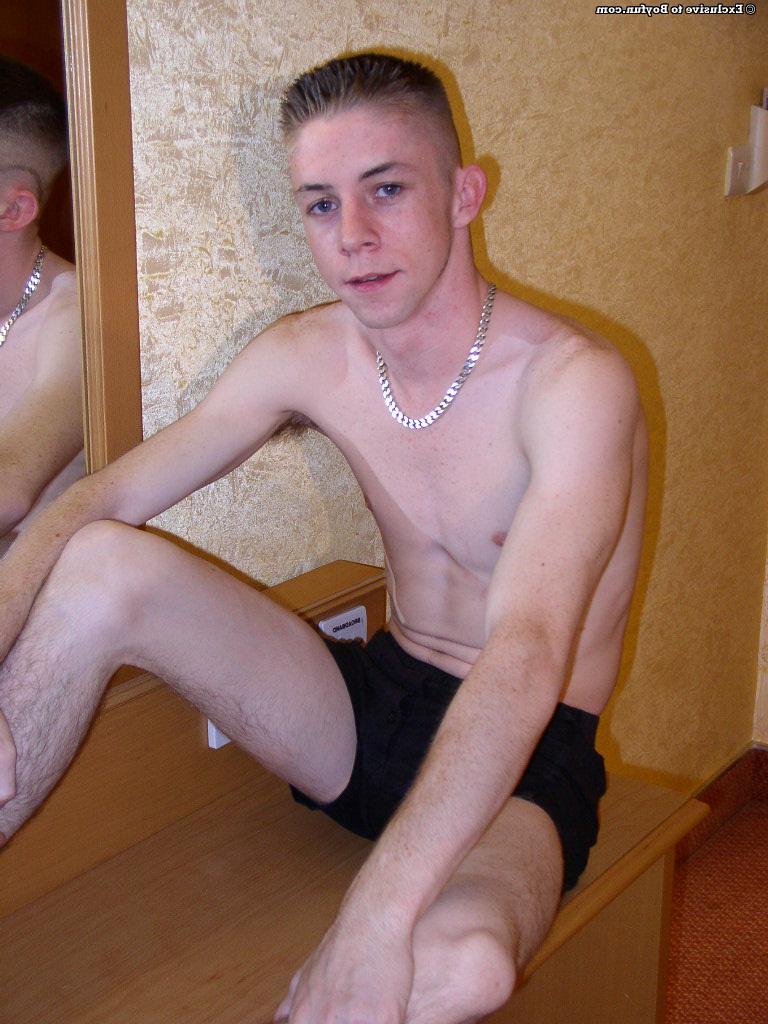 20P Steven gay magro tira sua camisa pólo e shorts e mostra seu pênis peludo
